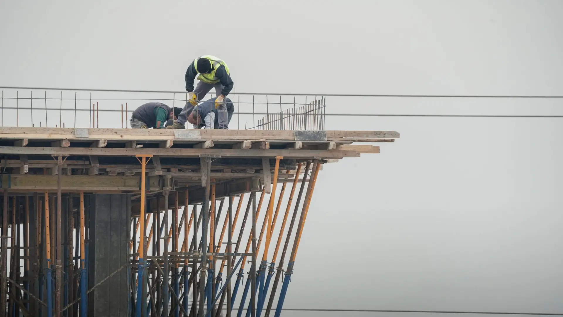 Estructura de hormigón y enfierradura de un edificio en construcción