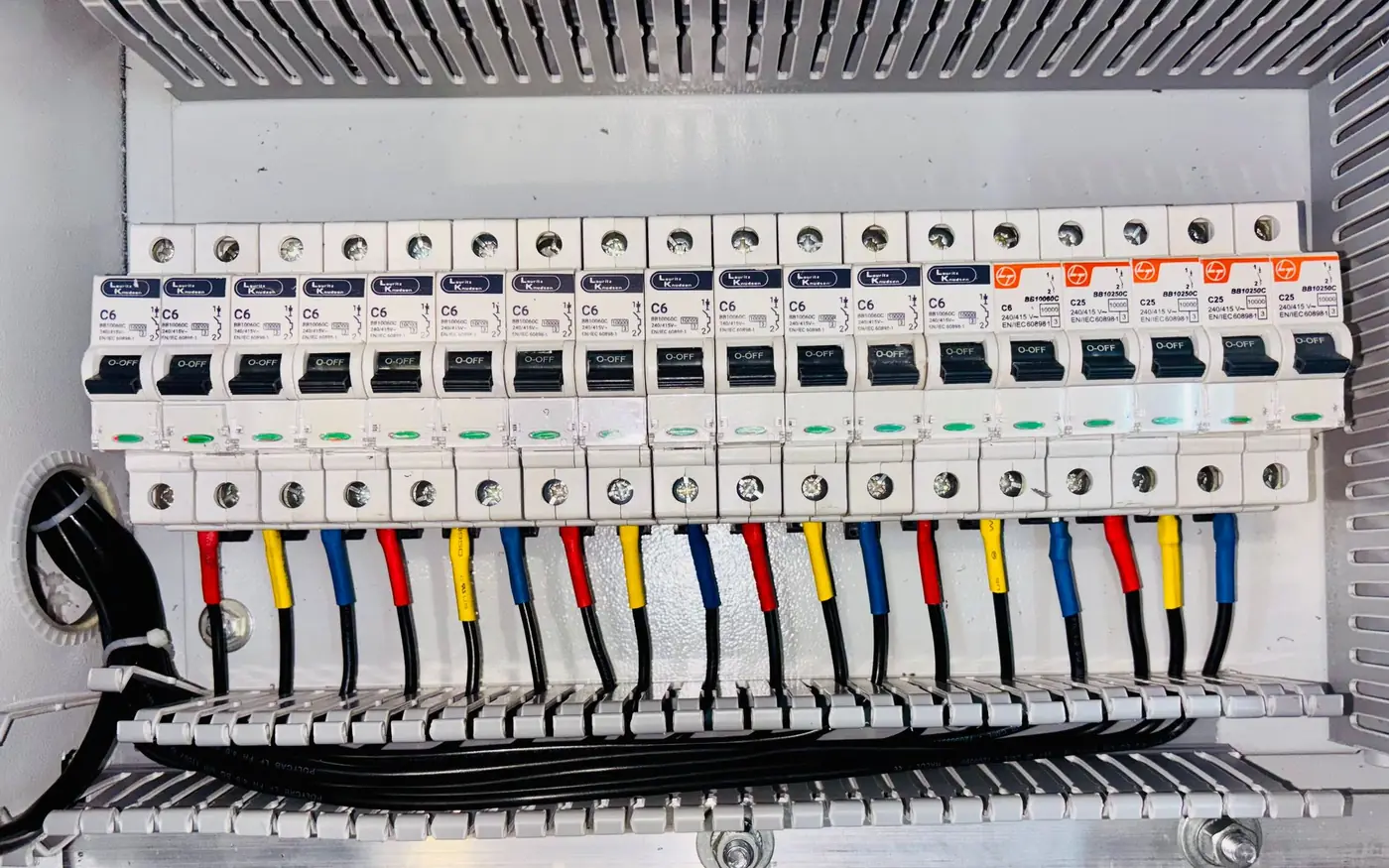 Servicio de instalaciones eléctricas y especialidades